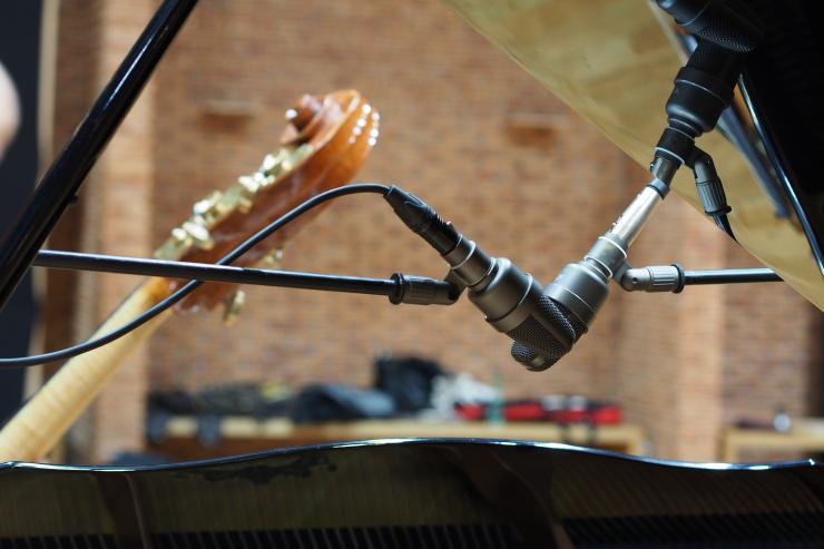 Gefell M930 on Piano